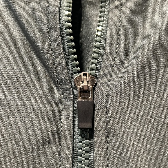 Zip-up Long-sleeve Sports Top - Picture 10 of 12